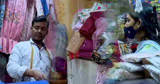 পছন্দের ডিজাইন ও ফিটিংস পেতে ভিড় বাড়ছে  দর্জির দোকানে